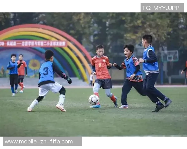 小小足球赛：孩子们的梦想与团队精神在绿茵场上绽放